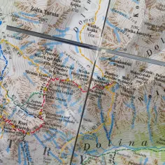 Fragment mapy turystycznej Tatr z zaznaczonymi szlakami, nazwami szczytów i dolin.